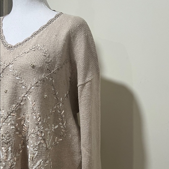 Chic Beige Embroidered V-Neck Sweater - Picture 4 of 10